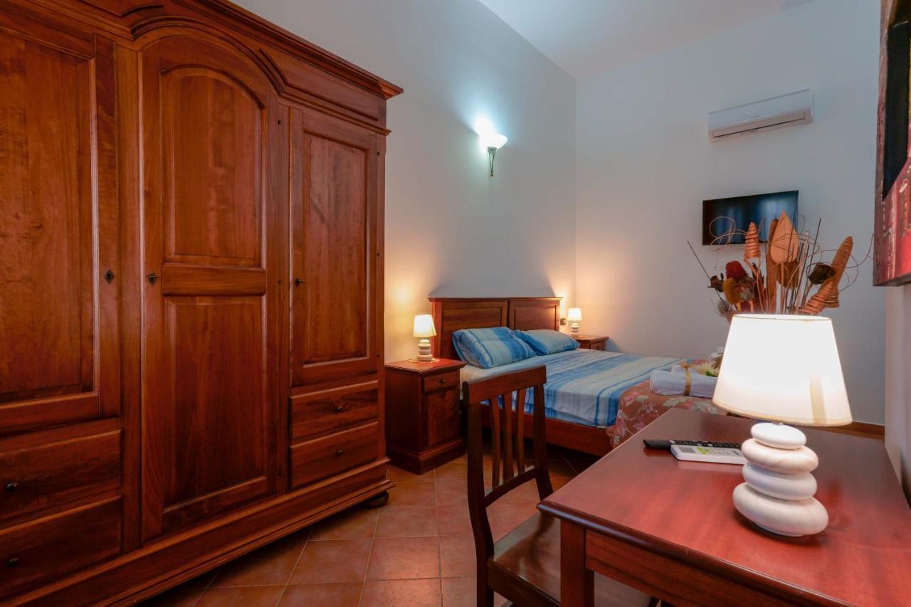 Bed And Breakfast Cairoli Exclusive Room San Pietro Vernotico Esterno foto